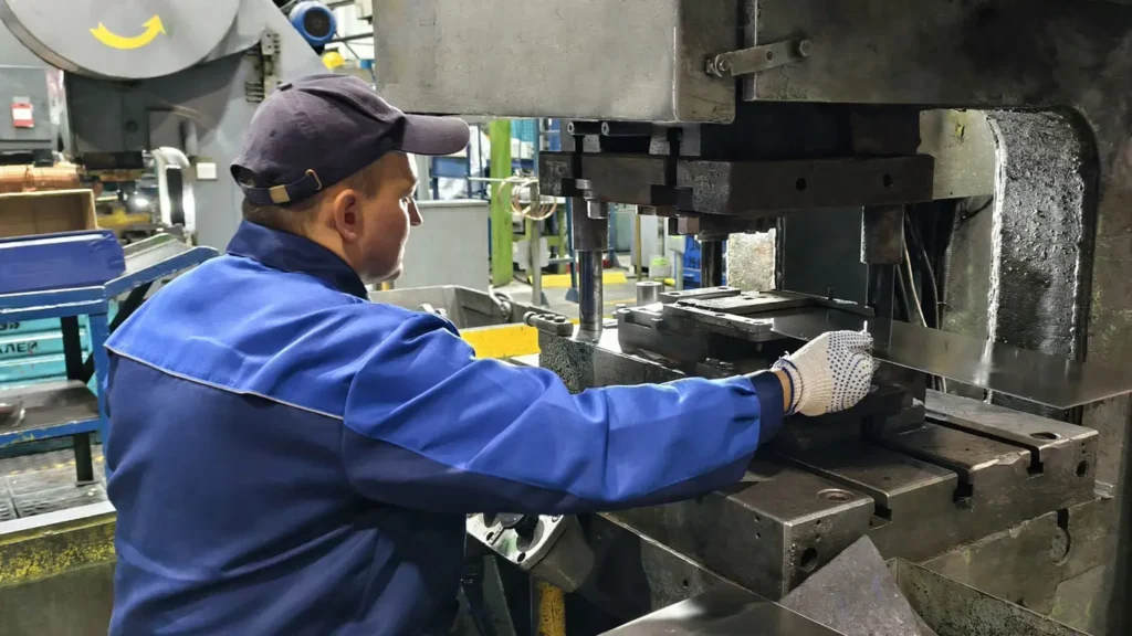 Línea de prensas mecánicas estampando piezas de carrocería UAZ en el parque industrial ZMZ.