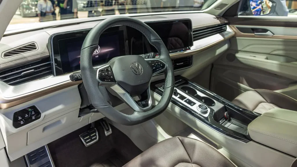 Nuevo volante y consola con botones físicos de Volkswagen en el habitáculo del ID Polo.
