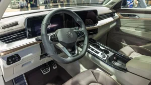 Nuevo volante y consola con botones físicos de Volkswagen en el habitáculo del ID Polo.