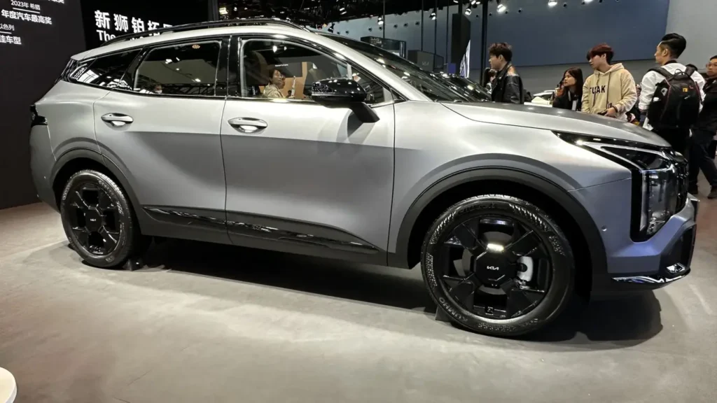 Prototipo camuflado del nuevo Kia Sportage NQ6 con llantas de 20 pulgadas durante pruebas dinámicas.