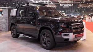 Inspección mecánica del motor durante la llamada a revisión de Land Rover en un taller oficial.