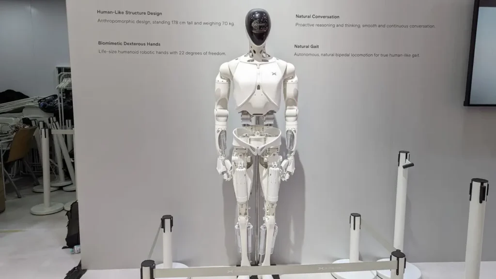 Operación de ensamblaje con robots humanoides en fábricas de automóviles.