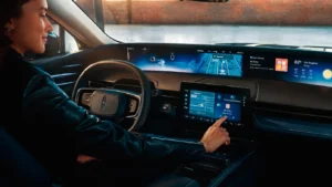 Pantalla del sistema informático mostrando la audioguía Autio en Ford y Lincoln durante un viaje.