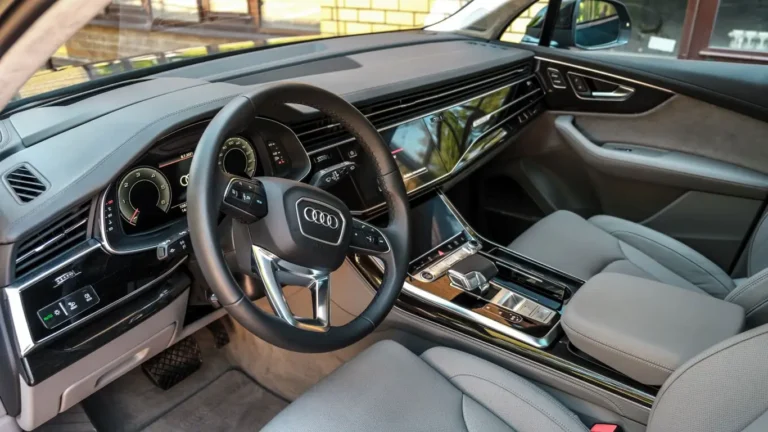 Alerta de seguridad por malware en pantallas Android instaladas en el salpicadero de un coche.