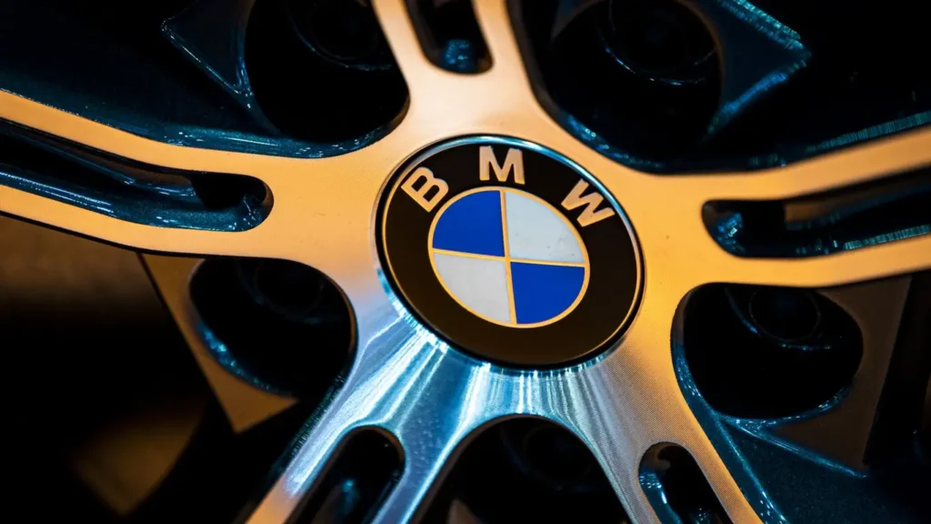 Prototipo de alto rendimiento de la edición especial del BMW M2 en circuito cerrado.