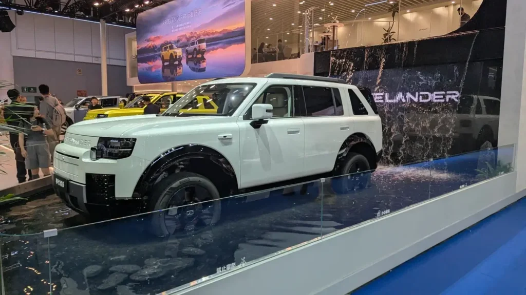 Vista exterior y diseño del nuevo Freelander 8 EREV en exhibición oficial.