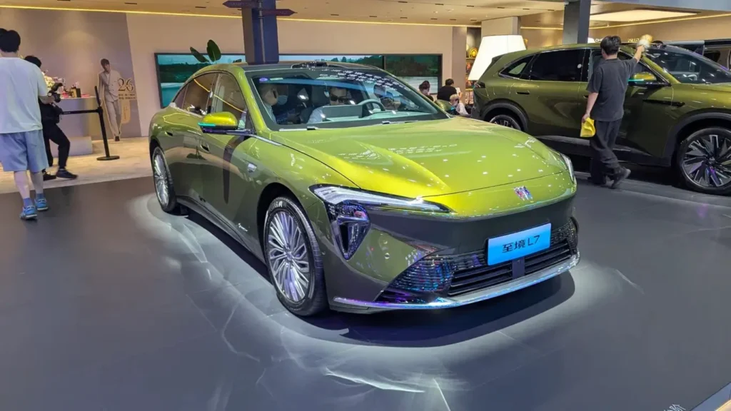 Prototipo camuflado y pruebas del nuevo sedán Buick Electra en carretera.