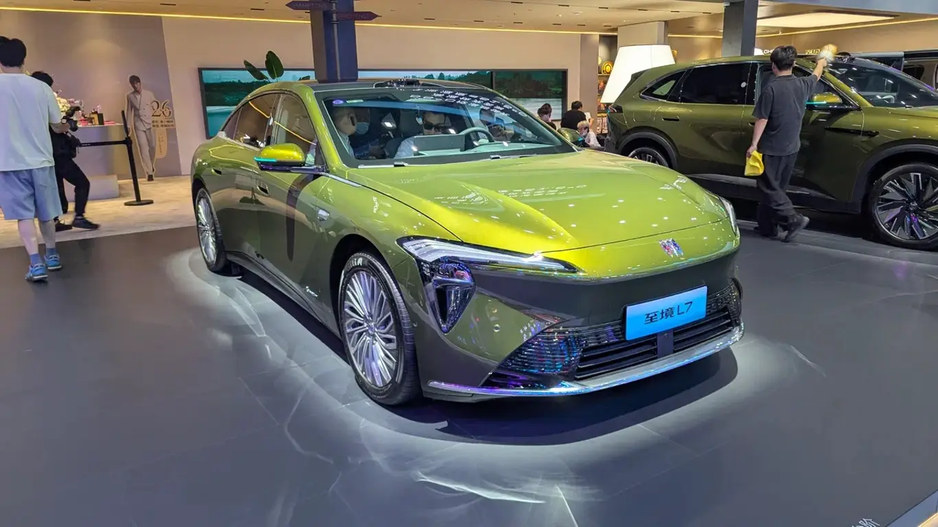 Desarrollo de berlinas compactas electrificadas y expansión de gama en el mercado asiático