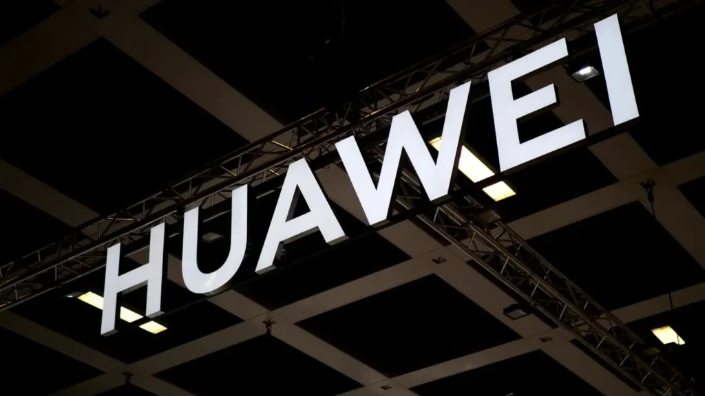 Brazo mecánico conectando un cable de energía a un vehículo representando el cargador robótico de Huawei para coches eléctricos.