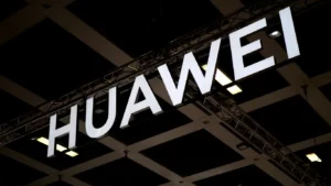 Brazo mecánico conectando un cable de energía a un vehículo representando el cargador robótico de Huawei para coches eléctricos.