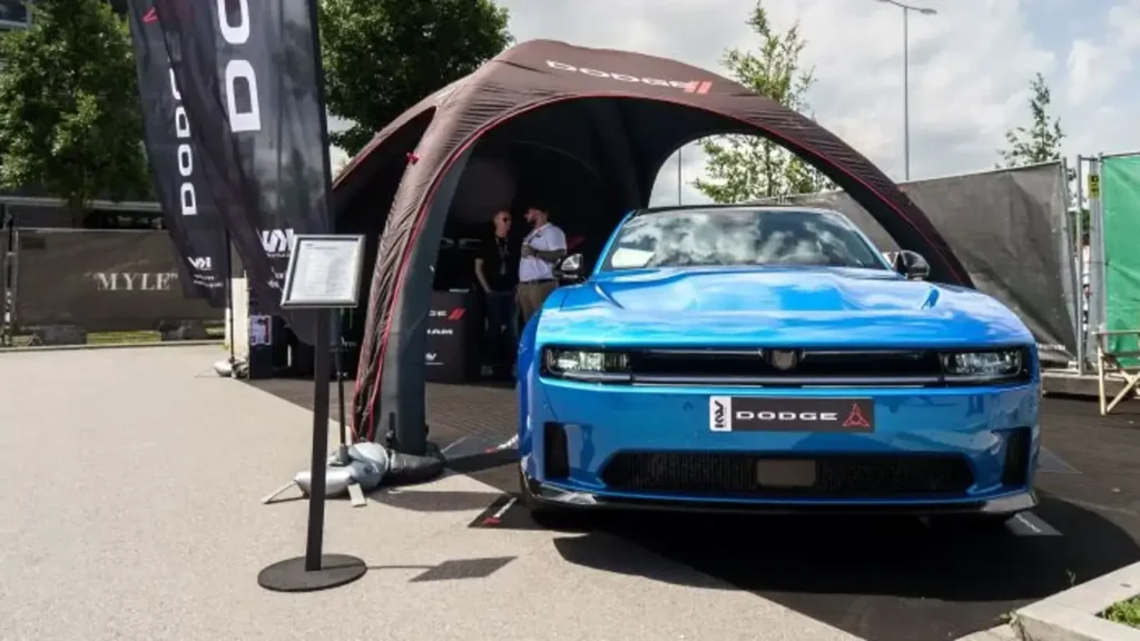Vista exterior con acabado especial que muestra las opciones de personalización de fábrica para los Dodge Charger y Durango.