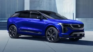 Inspección mecánica sobre los frenos del Cadillac Optiq en las ruedas posteriores del SUV eléctrico.