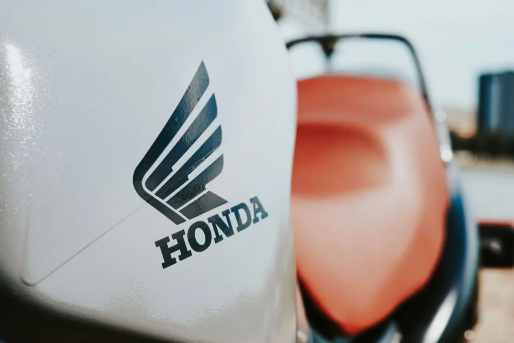 Linea de ensamblaje de motocicletas en un escenario donde Honda bate su record de beneficios con las motos