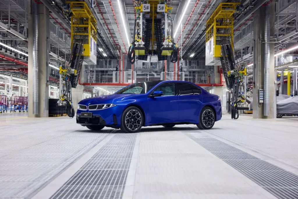 Ensamblaje del nuevo sedan electrico en la planta alemana en un evento donde el BMW i3 arranca su produccion en Munich