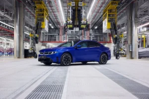 Ensamblaje del nuevo sedan electrico en la planta alemana en un evento donde el BMW i3 arranca su produccion en Munich
