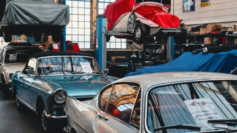 Réplica artesanal de un vehículo retro en un entorno donde **China prohíbe los coches clásicos y unos entusiastas recrean muscle cars chinos artesanales ilegale