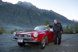 Automóvil clásico rojo con más de 5.2 millones de kilómetros recorridos conservando su motor original, equivalente a 120 vueltas alrededor de la Tierra