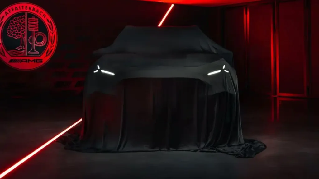 Silueta cubierta del SUV eléctrico de Mercedes-AMG sobre la plataforma AMG.EA mostrando su línea coupé.