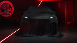Silueta cubierta del SUV eléctrico de Mercedes-AMG sobre la plataforma AMG.EA mostrando su línea coupé.