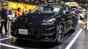 Vista lateral en pista del nuevo Tesla Model Y en su versión deportiva con llantas de 21 pulgadas.