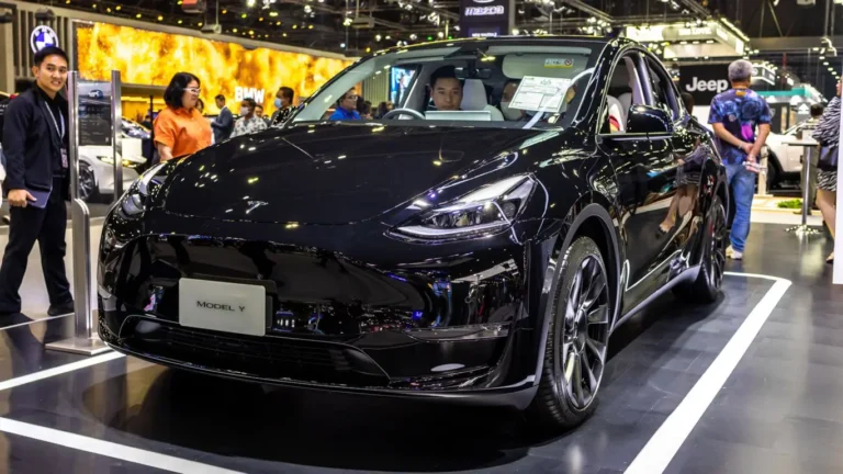 Vista lateral en pista del nuevo Tesla Model Y en su versión deportiva con llantas de 21 pulgadas.