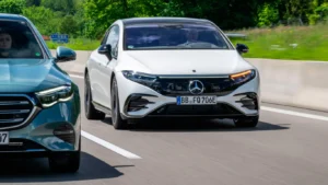 Nueva línea de coches eléctricos de Mercedes con diseño y estética unificada junto a modelos de combustión.
