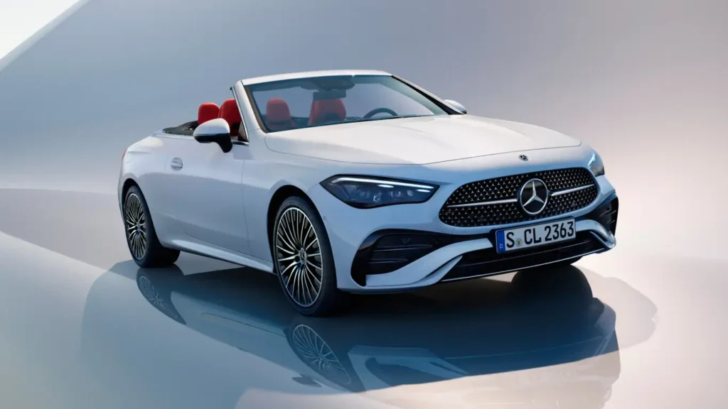 Prototipo camuflado del renovado Mercedes-Benz CLE Cabriolet durante las pruebas dinámicas en carretera.