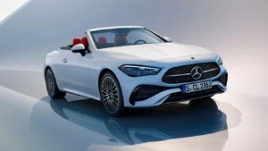 Prototipo camuflado del renovado Mercedes-Benz CLE Cabriolet durante las pruebas dinámicas en carretera.
