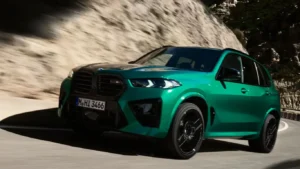Prototipo camuflado realizando pruebas en carretera representando el BMW X5 M con arquitectura de cuatro motores M eDrive.
