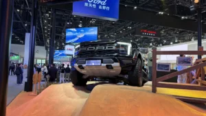 Vista frontal de la nueva camioneta Ford F-150 2027 en exhibición oficial.