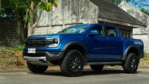 Vista trasera con las salidas cromadas del escape Borla para la Ford Ranger Raptor en un camino fuera de carretera.