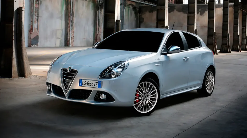 Render de la silueta del nuevo hatchback de Alfa Romeo basado en la plataforma STLA One en una vía urbana.