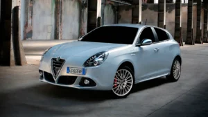 Render de la silueta del nuevo hatchback de Alfa Romeo basado en la plataforma STLA One en una vía urbana.
