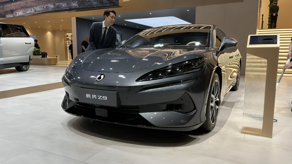 Denza debuta en el Salón del Automóvil Británico de Farnborough con el BAO 5 y el Z9GT, tras su lanzamiento oficial en Goodwood el pasado julio.