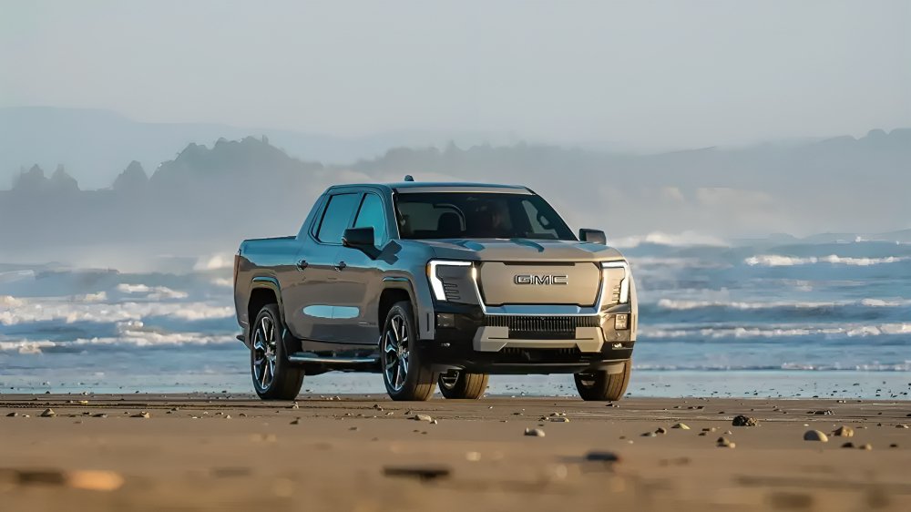 Las cámaras exteriores de la GMC Sierra EV 2027 podrán grabar y guardar video automáticamente tras activarse la alarma de seguridad del vehículo.