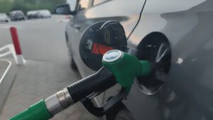La escasez de combustible altera la movilidad urbana: el 36% de los conductores encuestados por Avtostat ha reducido los viajes en su vehículo.