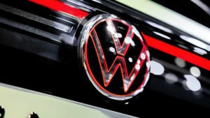 Volkswagen presenta la camioneta Volkswagen Tukan: arquitectura MQB, eje rígido con ballestas, opciones híbridas y fabricación en Brasil desde 2026.
