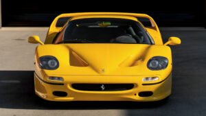 Ferrari F50 en subasta alcanza 14,575 millones de dólares en Monterey y establece un récord para el modelo con una rara unidad amarilla de 1996.