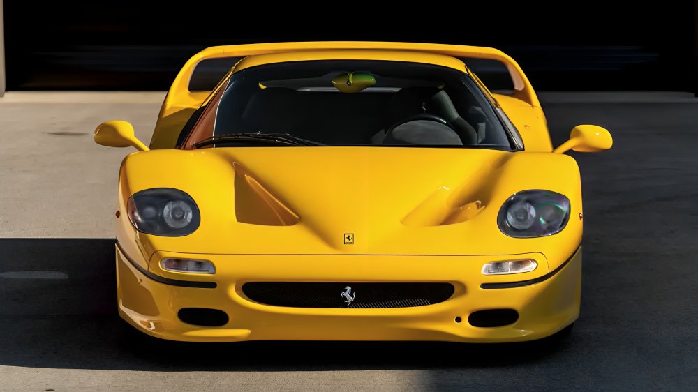 Ferrari F50 en subasta alcanza 14,575 millones de dólares en Monterey y establece un récord para el modelo con una rara unidad amarilla de 1996.
