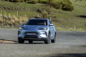 Vehiculos electricos en un puerto comercial en un escenario donde las ventas de coches chinos en Europa ya copan el 20 por ciento