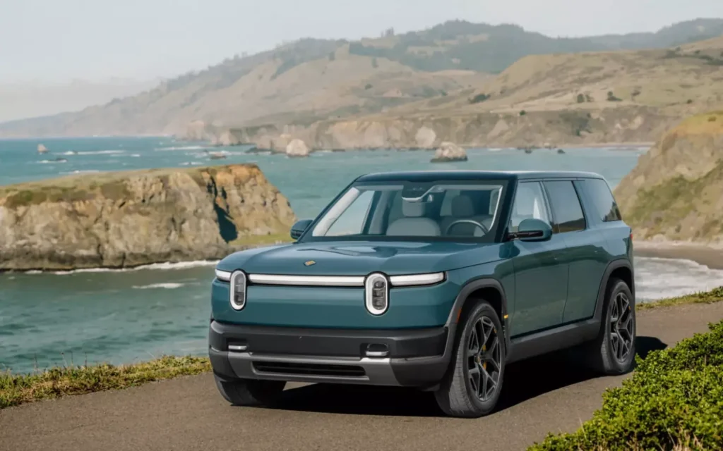 El nuevo SUV Rivian R2 estacionado en una carretera de montaña.