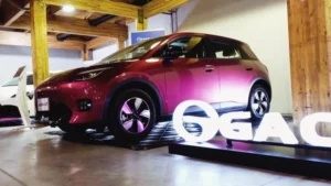 Exposición automotriz donde **GAC Motor incrementa sus ventas de autos eléctricos en Ecuador en 2026