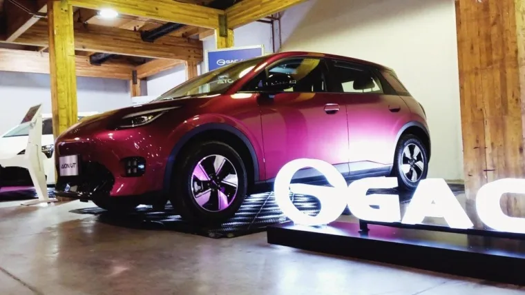 Exposición automotriz donde **GAC Motor incrementa sus ventas de autos eléctricos en Ecuador en 2026