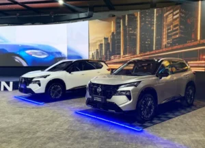 Exposición automotriz donde el **nuevo Nissan X-Trail 2026: Versiones e-POWER e ICE llegan a Ecuador