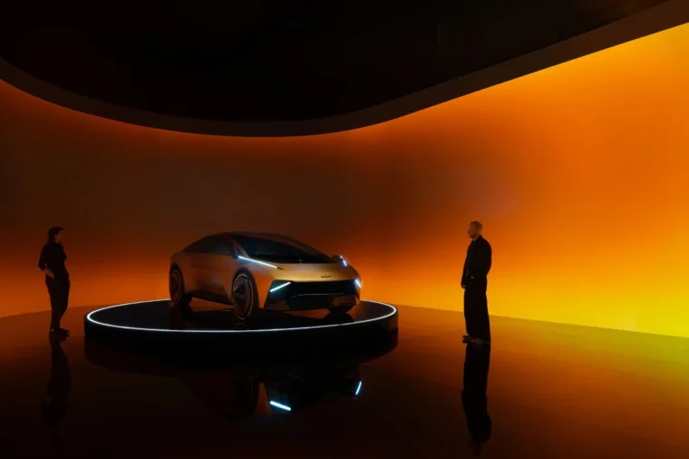 Presentación del concepto automotriz donde el **Kia Vision Meta Turismo: El futuro del Grand Tourer digital en Milán** exhibe su interior.