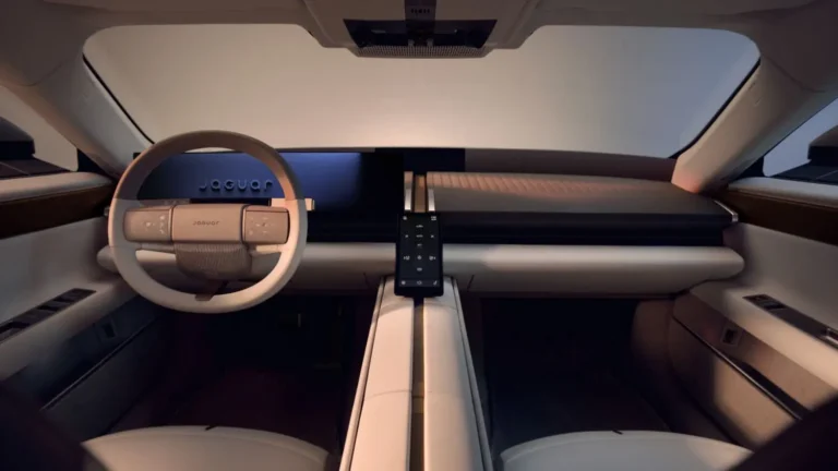 Interior del vehiculo electrico Jaguar Type 01 con columna central y tecnologia oculta