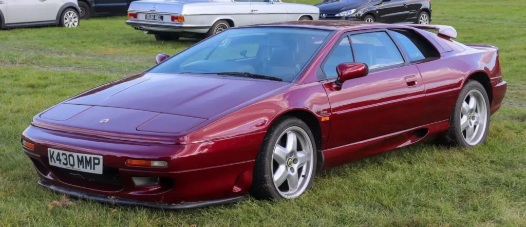 Vista lateral de un deportivo clasico Lotus Esprit S4 en subasta