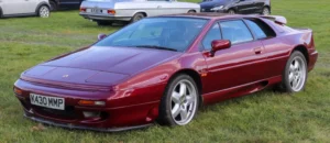 Vista lateral de un deportivo clasico Lotus Esprit S4 en subasta