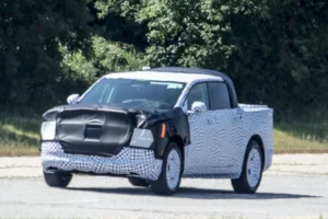 Prototipo de la camioneta Ford Fathom en la planta industrial remodelada de Louisville.
