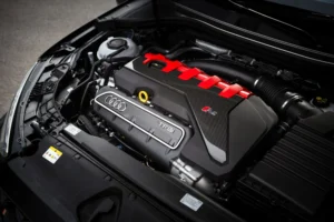 El motor de cinco cilindros de Audi equipado bajo el capó de un vehículo deportivo.